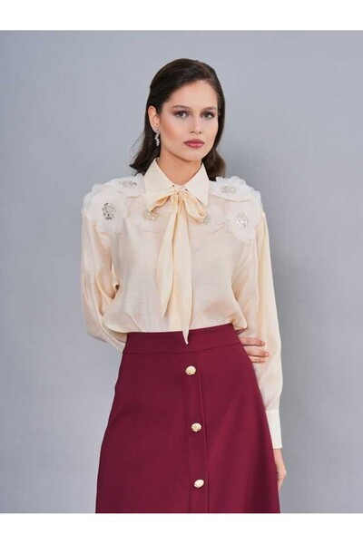 SERPİL 3D Çiçek Aplikeli Fiyonk Yakalı Uzun Kollu Gömlek 50722