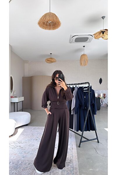 Buket Teke طقم بنطلون مع سترة ذات أزرار بنية اللون