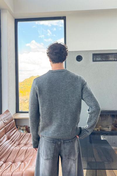 Flaw Wear Silence Embroidered Sweater