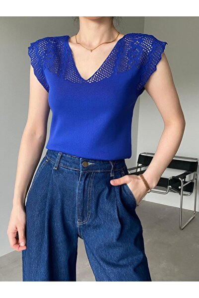 Bade Butik بلوزة دانتيل بياقة على شكل حرف V باللون الأزرق الداكن