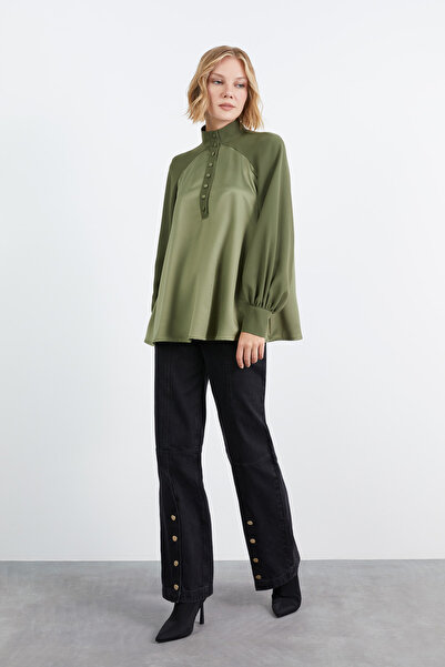 kiwebuy Reglan Kollu Volanlı Kontrast Kumaş Detaylı Bluz