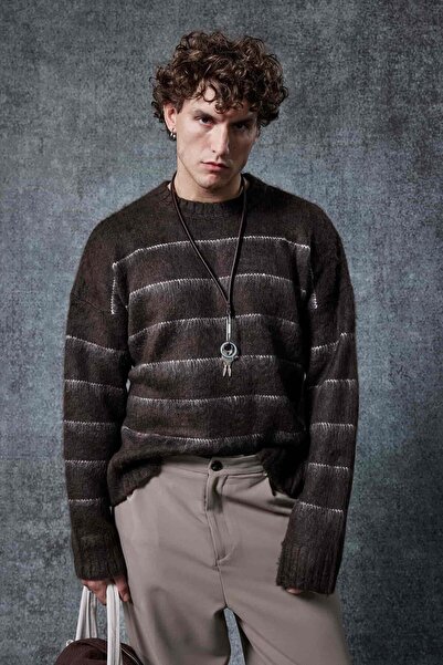 ablukaonline سترة تريكو مخططة كبيرة الحجم للرجال باللون البني