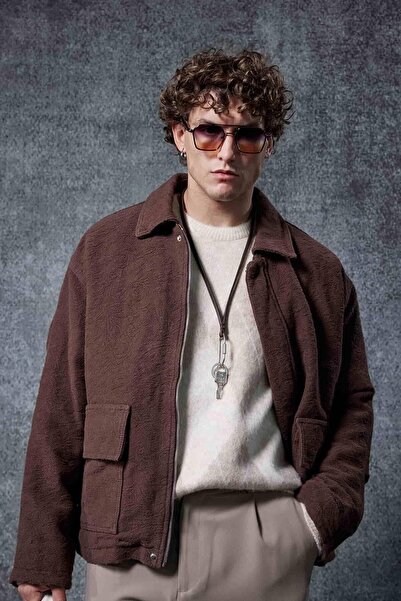 ablukaonline Мъжка удобна яке с кройка Box-Fit и мотиви в кафяво