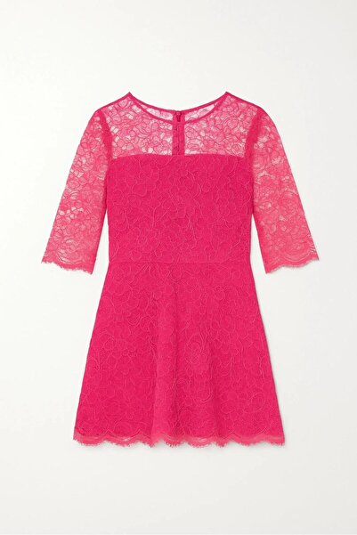 MERT ERKAN فستان دانتيل أنيق برباط فوشيا