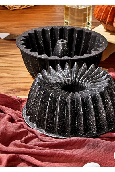 Noah Exclusive قالب كيك مدبب من الحديد الزهر 260 مم (RSS105)