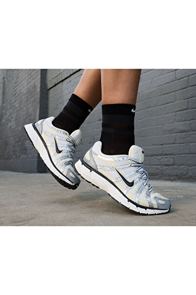 Nike حذاء P-6000 بلون حليب جوز الهند فضي معدني (للنساء) fv6603 100
