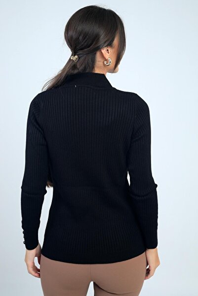 By Saygı Pulover de damă cu gât roșu, cu mâneci cu nervuri, cu detaliu de nasturi