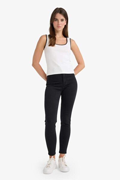 DeFacto Slim Fit Slim Fit με στρογγυλή λαιμόκοψη και ριμπάκι (25 AU)