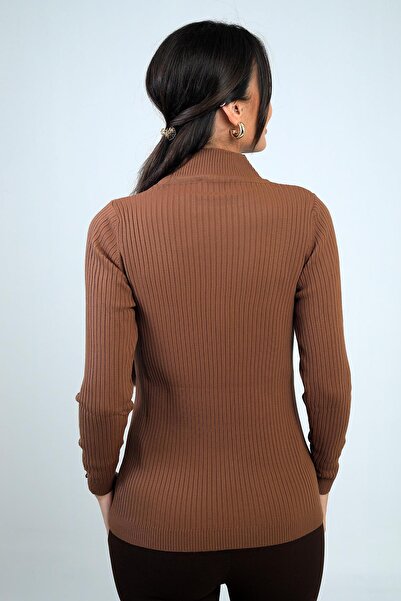 By Saygı Pulover de damă cu gât roșu, cu mâneci cu nervuri, cu detaliu de nasturi