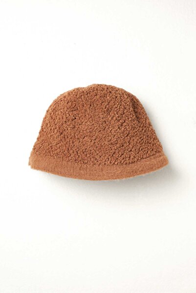 mica قبعة فرو مطرزة