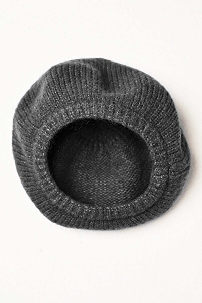 mica قبعة محبوكة مضلعة