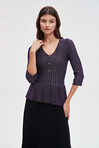 Livia بلوزة بفتحة رقبة على شكل حرف V وأكمام ثلاثة أرباع