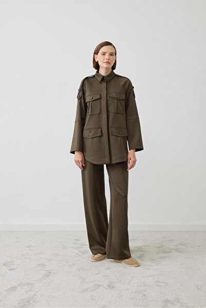 TERZİ DÜKKANI بدلة محبوكة بتفاصيل جيب من زين، لون كاكي