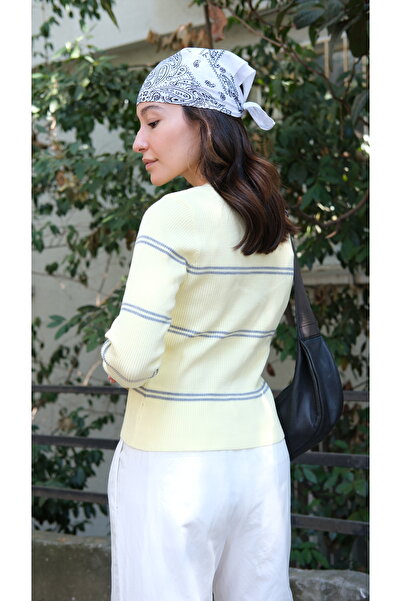 Butik سترة تريكو نسائية من Una Fiaba-Syellow بياقة دائرية وتفاصيل أزرار مخططة