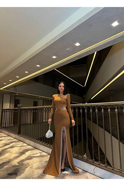 Modafeminen فستان سهرة من قماش الكريب المرن بتفاصيل حجرية على الجانب الأمامي ...