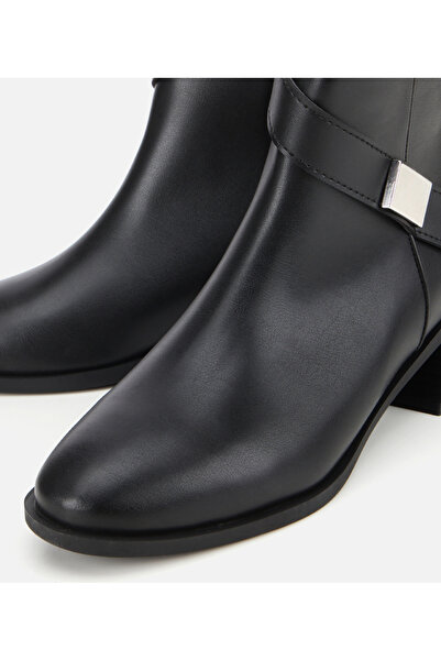 Hotiç Kadın Siyah Metal Detaylı Bilekte Düz Bot