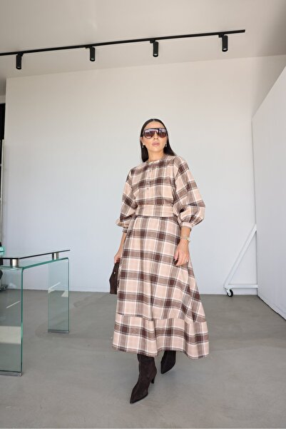 Özge Özgenç Hakim Yaka Balon Kol Ekoseli Uzun Elbise