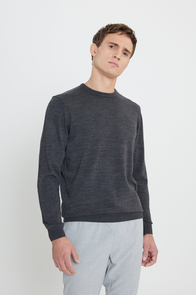 AC&Co / Altınyıldız Classics Anthrazitfarbener Melange-Pullover mit Standardpassform und Rundhalsausschnitt