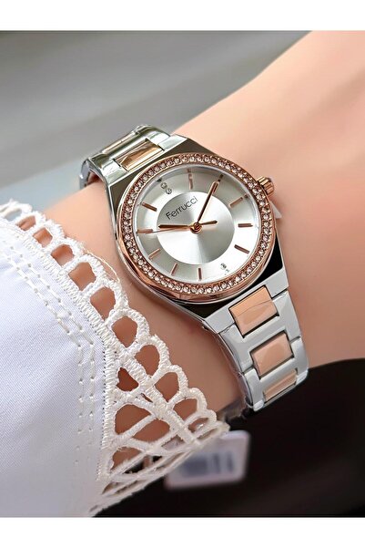 Ferrucci ساعة يد نسائية من ميلانو بقرص فضي دائري وسوار معدني فضي ذهبي وردي