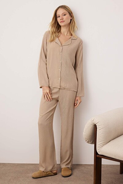 Trendyol Collection Beigefarbenes, kariertes Shally-Pyjama-Set THMAW26PT00066