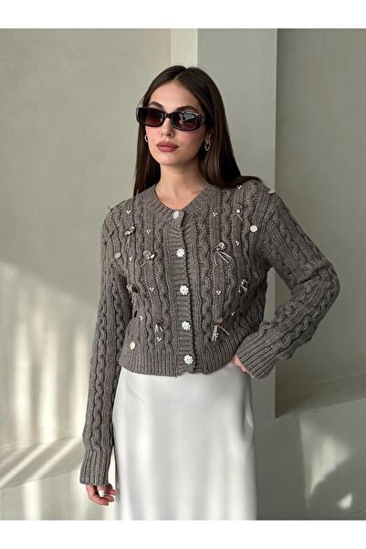 Laluvia Strickjacke mit Nerzperlen und Pailletten bestickt