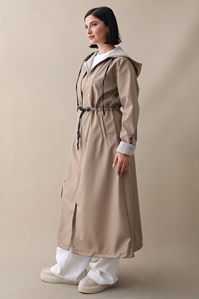 InStyle Vínový dlouhý trenčkot s pruhovaným vzorem - béžový