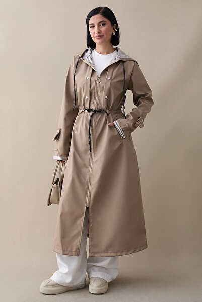 InStyle Vínový dlouhý trenčkot s pruhovaným vzorem - béžový