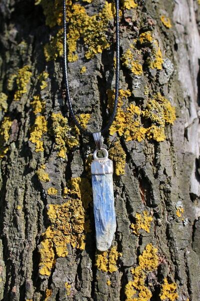 Paganca قلادة الطاقة الروحية من حجر الكيانيت الطبيعي