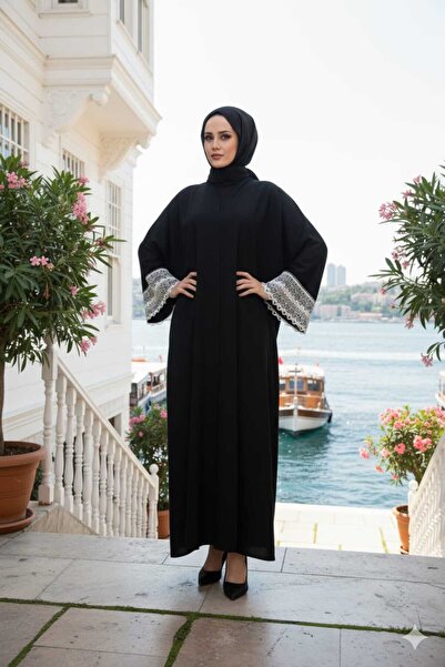 GigiTex Κομψή και υψηλής ποιότητας μαύρη δαντέλα με λεπτομέρεια Abaya Ferace με περιτύλιγμα - Κρεμ μετάξι στο μπράτσο