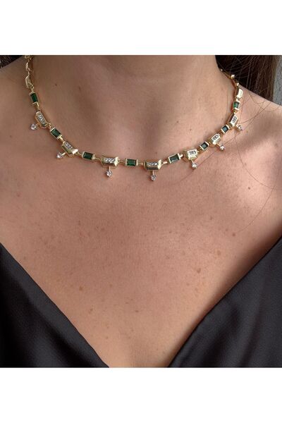 LUNEA Dikdörtgen yeşil zümrüt ve küçük beyaz taş detaylı kolye