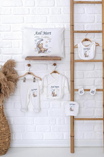 Pia Baby Kutulu İsimli Bebek Hediye Seti – Yastık Kılıfı, Zıbın, Şapka, Önlük ve Pamuklu Alt Üst Takım