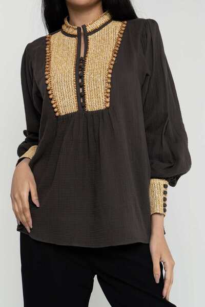 DALYDRESS بلوزة مطرزة على الصدر