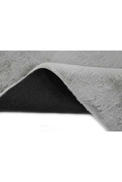 Al Kaffary Carpet سجادة كاندي، ناعمة ورقيقة بتصميم كلاسيكي أساسي، مثالية لغرف النوم وغرف المعيشة، لونها رمادي