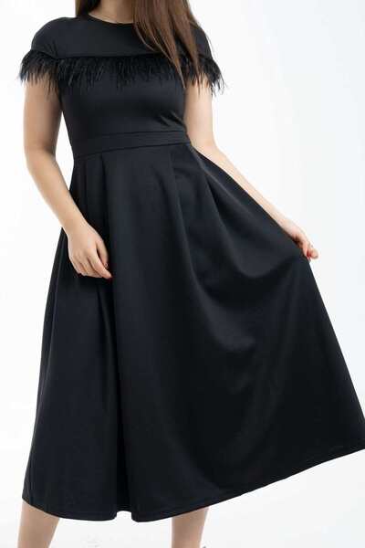 mica فستان ميدي بأكمام قصيرة ومزين بالريش