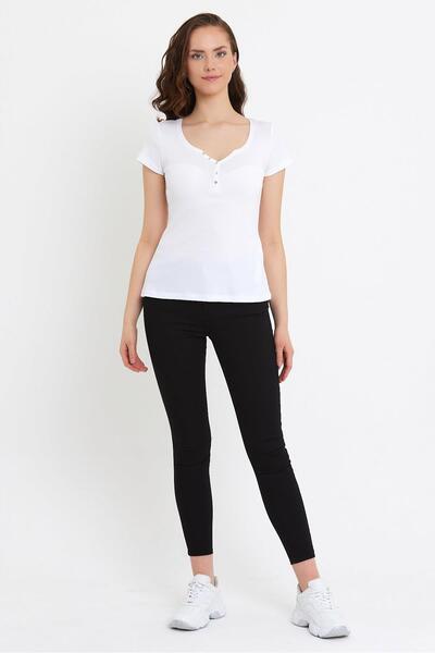 VENA Μπλουζάκι Matilda με λεπτομέρεια με κουμπιά που ταιριάζει στο σώμα-Λευκό