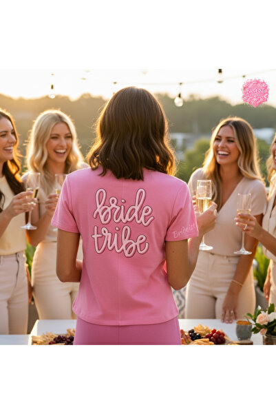 BRIDEIST WEDDING CO تي شيرت وردي مطبوع من قبيلة العروس |   تي شيرت فريق توديع...