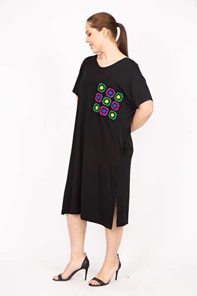 Şans Γυναικείο μαύρο φόρεμα μεγάλου μεγέθους με λεπτομερή χαμηλά μανίκια 65n35845