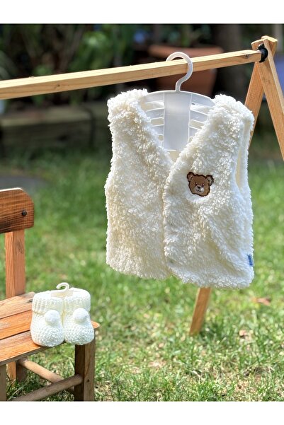 BETSY STUDIO White Welsoft Teddy Embroidered Baby Vest & Knitwear Knitted Booties Set