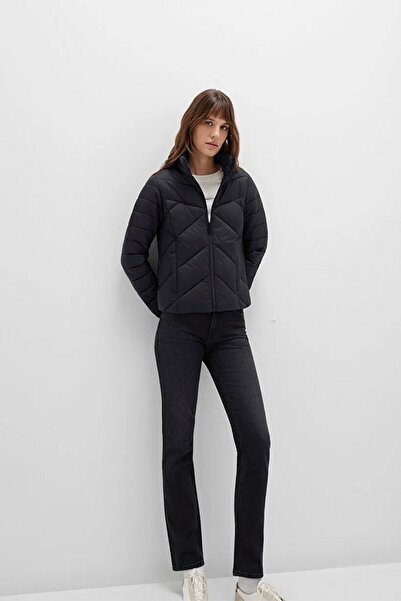 Mavi معطف أسود منتفخ للنساء بياقة عالية وقصة ضيقة