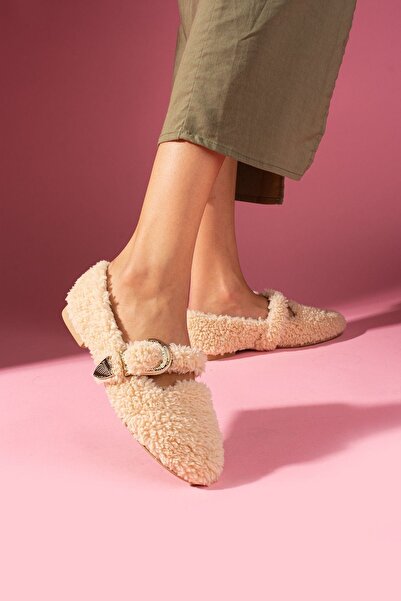 FUGA MODA حذاء منزلي من أوليس بلون البيج مع نسيج منقوش وحزام بإبزيم على الطراز الغربي