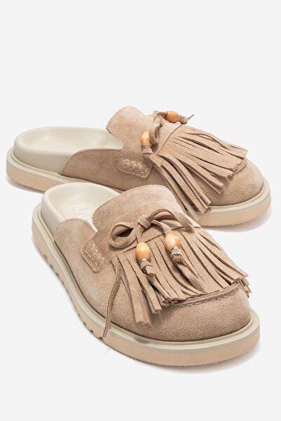 LuviShoes Γυναικείες παντόφλες με κλειστά δάχτυλα από γνήσιο δέρμα CAROL μπεζ σουέντ με φούντες