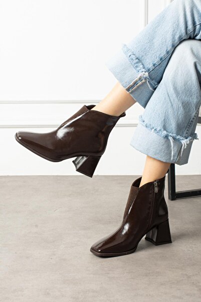 ShoeTek Γυναικείες μπότες Rayt με χοντρό τακούνι με φερμουάρ, τσαλακωμένο καφέ λουστρίνι