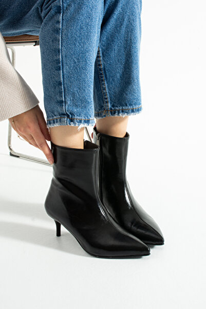 KOTAN Kadın Siyah Parlak Deri Görünümlü Sivri Burun İnce Topuklu Bot Fermuar Detaylı – Şık Günlük Stil