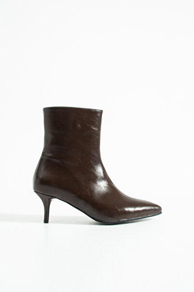 KOTAN Kadın Kahve Parlak Deri Görünümlü Sivri Burun İnce Topuklu Bot Fermuar Detaylı – Şık Günlük Stil