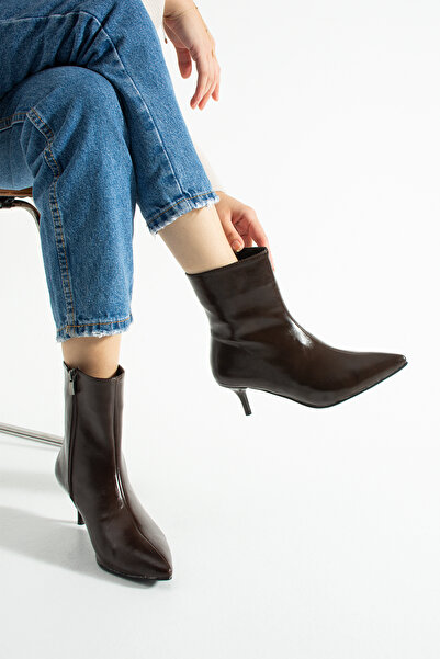 KOTAN Kadın Kahve Parlak Deri Görünümlü Sivri Burun İnce Topuklu Bot Fermuar Detaylı – Şık Günlük Stil