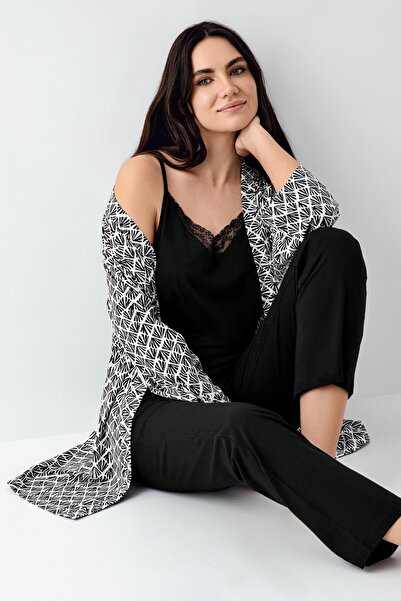 Pierre Cardin Kadın 3'lü Lisanslı Yumuşak Doku Sabahlıklı Pijama Takımı 2 Çift Çorap Hediye