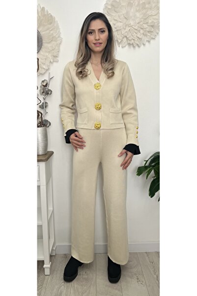 styleFlex Elegant suit with decorative gold buttons
