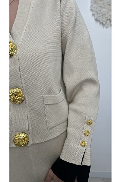 styleFlex Elegant suit with decorative gold buttons
