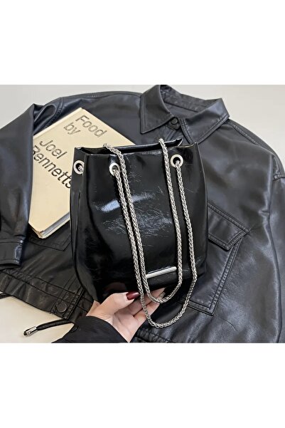 LUMİ Zincir Askılı Siyah Mini Omuz Çantası – Şık Günlük Kadın Çanta (Parlak Deri Görünümlü)