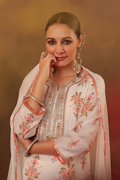 PRIYA'S PANACHE كورتا مطبوع بالزهور باللون العاجي مع بلازو ودوباتا